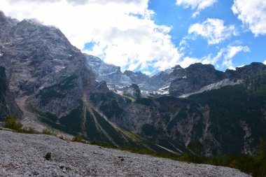 Slovenya 'nın Gorenjska kentindeki Ravenska Kocna üzerindeki görkemli dağlar