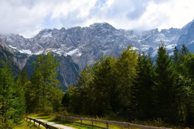 Slovenya 'daki Zgornje Jezersko' da Ravenska Kocna 'dan Koroska Rinka ve Skuta dağlarının manzarası