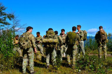 Galetovec, Slovenya - 29 Eylül 2024: Ordu üniformalı askerler grubu