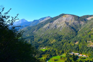 Slovenya 'nın Gorenjska kentindeki Potoska Gora, Srednji vrh ve Storziç dağlarının manzarası
