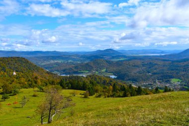 Slovenya 'daki Notranjska manzarası ile Hrusica Plataou' dan Planina köyü