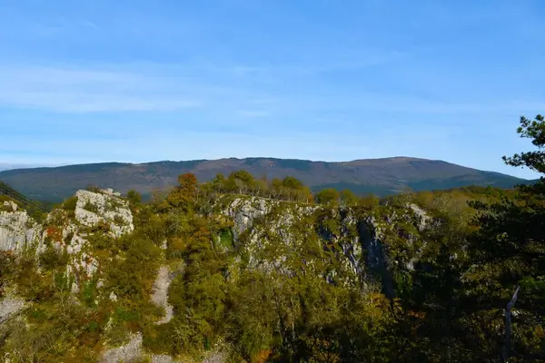 Yukarıdaki Primorska, Slovenya ve Vremscica tepelerinde Matavun yakınlarında Mala Dolina karst düzeni