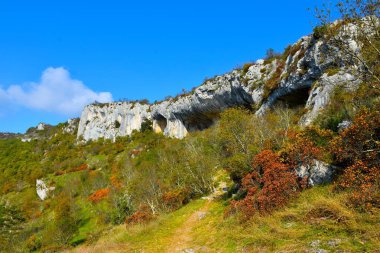 Slovenya 'nın Istria kentindeki Kraski Rob' da Veli Badin kaya oluşumunun görüntüsü