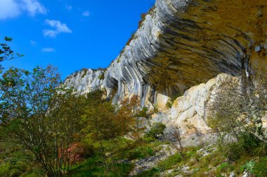 Slovenya 'nın Istria kentindeki Kraski soygununda Veli Badin kaya oluşumunun görüntüsü