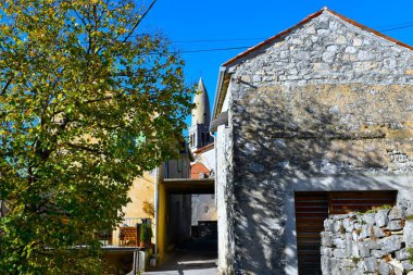 Eski Buidlings caddesi ve eski tarihi kasaba Stanjel 'in arkasındaki kilise kulesi Kras, Primorska, Slovenya