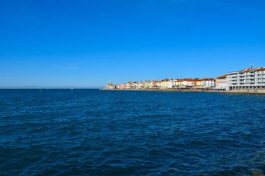 Adriyatik Denizi kıyısındaki Slovenya 'nın Istria ve Littoral kentindeki Piran kıyı kenti