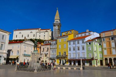 İran, Slovenya - 16 Kasım 2024: Tartini Meydanı ve Slovenya 'nın Istria kentindeki Piran kasabasındaki Aziz George Kilisesi