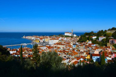 Slovenya 'nın Istria ve Littoral bölgesindeki Adriyatik Denizi kıyısındaki Piran kasabasının manzarası