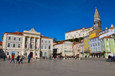 Piran, Slovenya - 16 Kasım 2024: Slovenya 'nın Istria kentindeki Tartini Meydanı' ndaki belediye binası