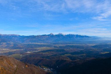 Kamnik-Savinja dağlarında Storziç dağının manzarası ve Slovenya 'nın Gorenjska kentinde böğürmeler