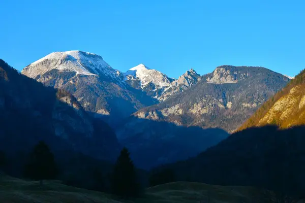 Slovenya 'nın Gorenjska kentindeki Voje vadisinde Tosc ve Draski Vrh dağlarının manzarası