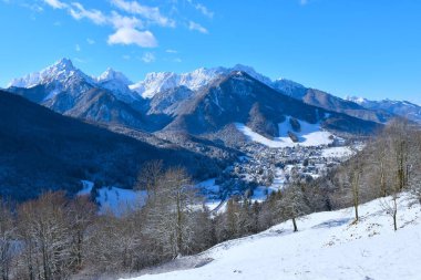Kranjska Gora kasabasının kış manzarası ve Slovenya 'nın Gorenjska kentindeki dağları kapladı