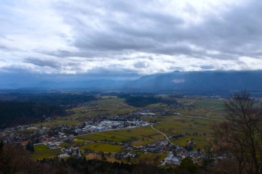 Slovenya 'nın Gorenjska ovalarında Jelovica platosunda yükselen Begunje köyü manzarası