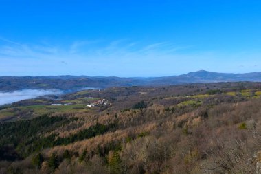 Slovenya 'nın Notranjska kentindeki Vremscica tepesi ve Ratecevo Brdo köyü ile orman kaplıydı.