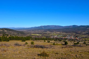 Notranjska, Slovenya ve Zagorje köylerindeki orman ve tarlalarla kaplı manzara tepeleri kasıp kavuruyor