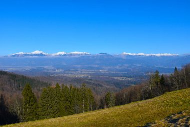Slovenya 'nın Gorenjska kentinde bulutların yükseldiği Karavanke dağlarının panoramik manzarası