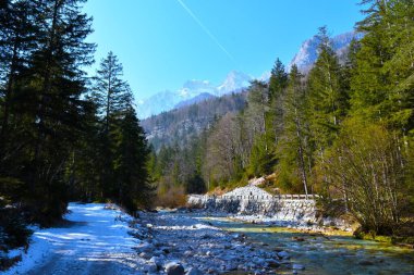 Julian Alpleri, Gorenjska, Slovenya 'daki Triglavska Bistrica Nehri ve Vrata Vadisi üzerindeki dağlar