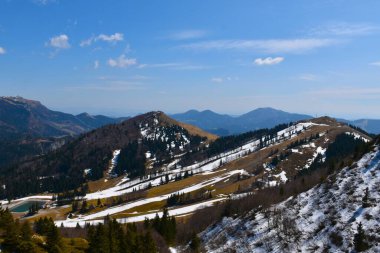 Slovenya 'nın Gorenjska kentindeki Soriska planinasındaki Lajnar Tepesi manzarası