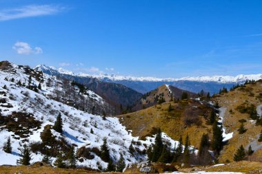 Julian Alpleri, Gorenjska, Slovenya 'da karla kaplı dağların manzarası