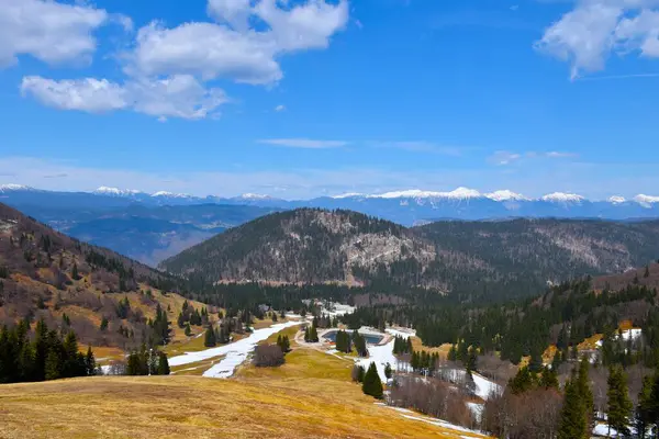 Slovenya 'nın Gorenjska kentindeki Soriska planinasının arka planındaki Jelovica platosunun ve Karavanke dağlarının panoramik manzarası