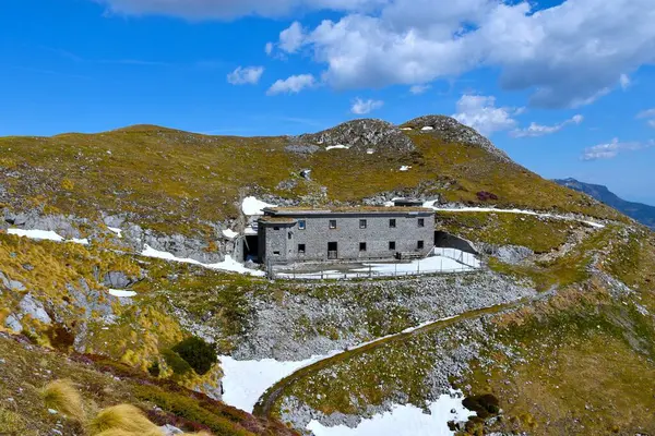 Slovenya 'nın Gorenjska kentindeki Mozic' te eski bir dağ duvarı kışlası.