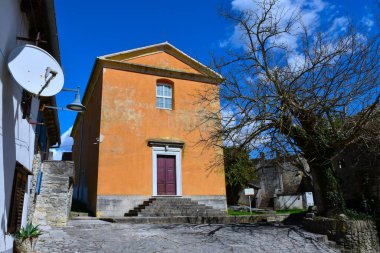 Hırvatistan 'ın Istria kentindeki Buzet kasabasındaki eski tarihi Sv.Juraj kilisesi