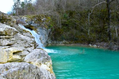 Hırvatistan 'ın Istria kentinde turkuaz renkli bir göle akan Zelenscak şelalesi