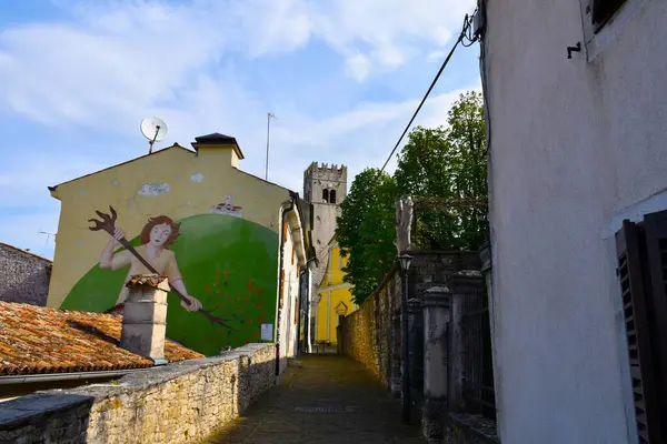 Hırvatistan 'ın Istria kentindeki Motovun kasabasının sonunda bir kulesi olan Dar Sokak