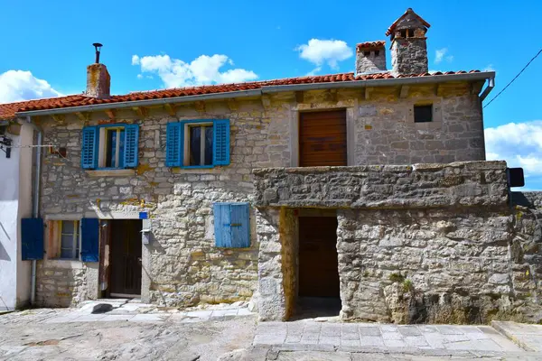 Hırvatistan 'ın Istria kentindeki Buzet kasabasındaki eski tarihi taş bina