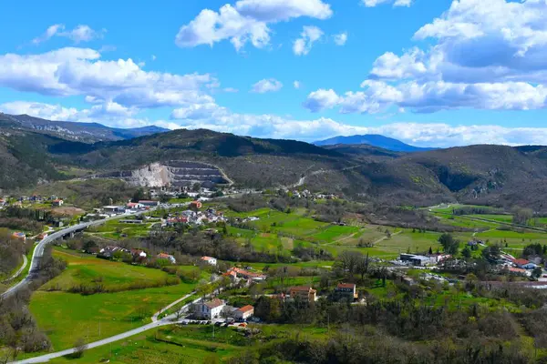 Hırvatistan 'ın İstria kentindeki Buzet yakınlarında orman kaplı tepeler, yeşil tarlalar ve evler