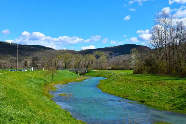 Hırvatistan 'ın Istria kentinde Mirna Nehri ve orman manzaralı tepeler