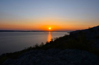 Hırvatistan 'ın Adriyatik denizi ve Velebit kanalı kıyı şeridinin gün batımında görüntüsü