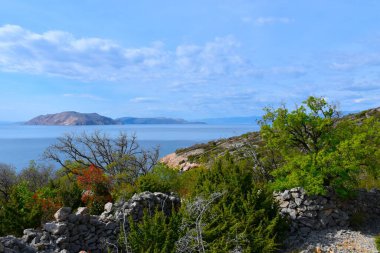 Hırvatistan 'ın Adriyatik Denizi' ndeki Velebit kanalındaki Prviç ve Krk adalarının manzarası