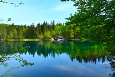 İtalya 'nın Tarvisio belediyesindeki lago di fusine inferiore sahilinde bir pansiyon.