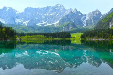 Julian 'daki lago di Fusine Üstün Alp Gölü ve Mangart Dağı zirvesi Tarvisio belediyesinin yukarısında, İtalya