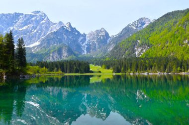 İtalya 'daki Julian Alplerindeki Lago di Fusine Üstün Göl Tepeleri