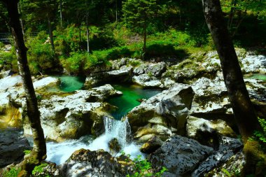 Slovenya 'nın Gorenjska kentindeki Korita Mostnice' de Mostnica nehrinin küçük şelalesi