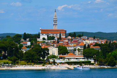 Hırvatistan 'ın Istria kentindeki eski Rovinj kasabasında Aziz Euphemia Kilisesi manzarası