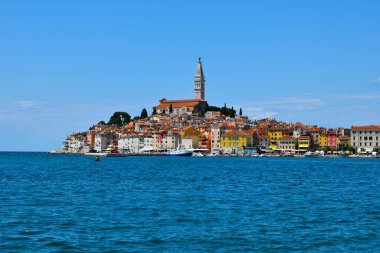 Hırvatistan 'ın Istria kentindeki Aziz Euphemia kilisesiyle Adriyatik Denizi kıyısındaki tarihi Rovinj kasabasının manzarası