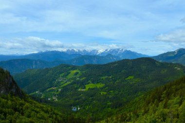 Slovenya 'nın Gorenjska kentindeki Javorniski Rovt ile Javorniski dağlarının panoramik manzarası