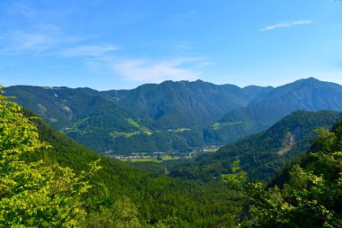 Slovenya 'nın Gorenjska kentindeki Karavanke dağları, bir vadideki Gozd Martuljek köyüne bakıyordu.
