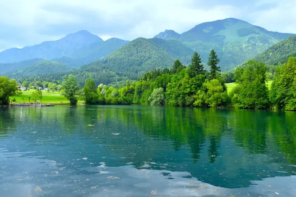 Slovenya 'nın Gorenjska kentinde Preddvor yakınlarındaki Crnava gölü ve yukarıdaki dağların manzarası