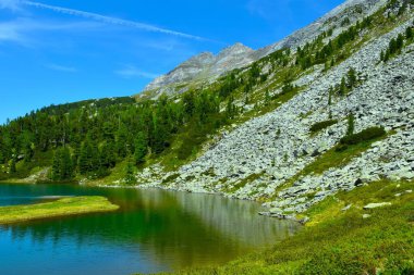 Avusturya 'nın orta doğu Alplerindeki yüksek Tauern dağlarında Karwassersee' nin üzerindeki dağ zirvesi manzarası