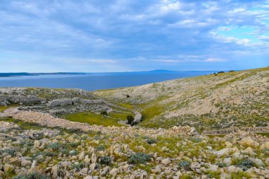 Hırvatistan 'ın Kvarner kentinde Adriyatik Denizi ile Krk adasında Rocky manzarası