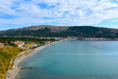 Hırvatistan 'ın Kvarner kentindeki Adriyatik Denizi kıyısındaki Baska kasabasındaki plaj, dağları haykırıyor