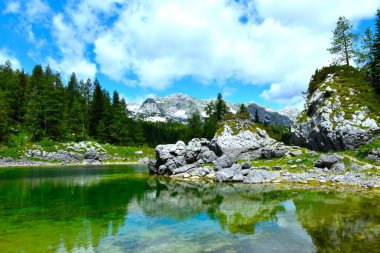Triglav gölleri, Julian Alpleri, Gorenjska, Slovenya sularında yansıması olan Dvojno jezero Dağı manzarası