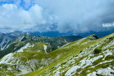 Julian Alpleri 'nde Vegel körüğüne giden Rodica Dağı' nı haykıran Dağ çayırı, Gorenjska, Slovenya 'da gökyüzünde bulutlar olan