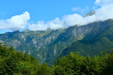 İtalya 'nın Friuli giulia kentindeki Resia tepesinde Kanin' de bulutları olan güzel dağlar.