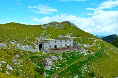 Slovenya 'nın Gorenjska kentindeki Soriska Planina' da eski kışlalar