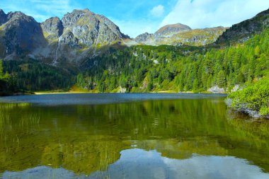 Solktler doğa parkındaki kozalaklı ağaçlarla dolu Zwiefler Gölü 'nün sularındaki dağların yansıması Niedere Tauern, Styria, Avusturya